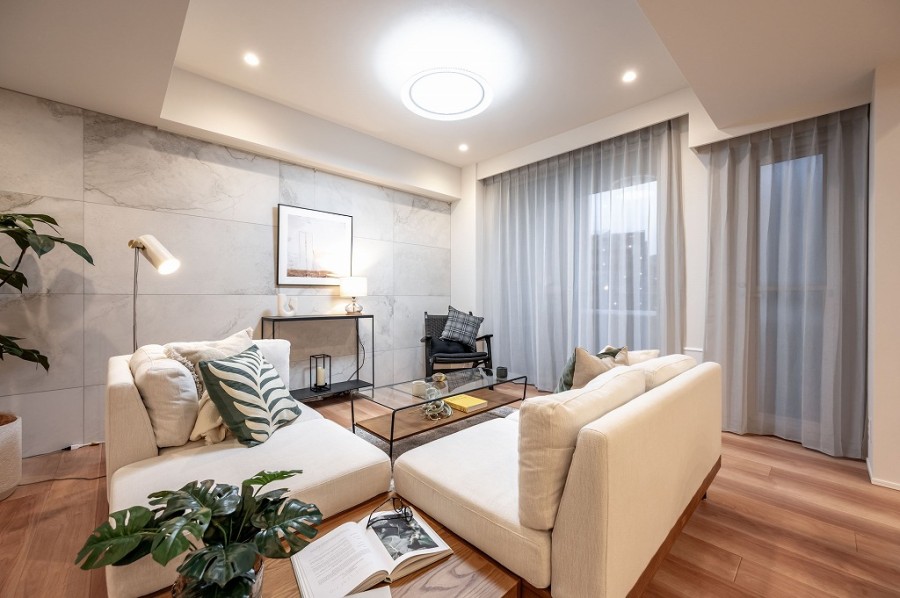 大きな窓から優しい陽光を取り込むことが可能です。LDにはピクチャーレールを設置いたしました。ご家族との思い出のお写真やお好きな絵画、ドライフラワーなどを飾ることができます。