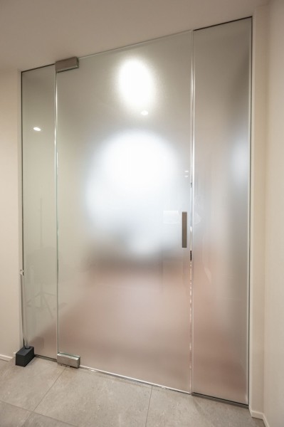 LDKに続く扉は全面ガラス製のスイングドアを採用いたしました。フレームレスの全面ガラスドアで、空間に広がりと開放感をもたらします。ホテルライクな扉となっております。