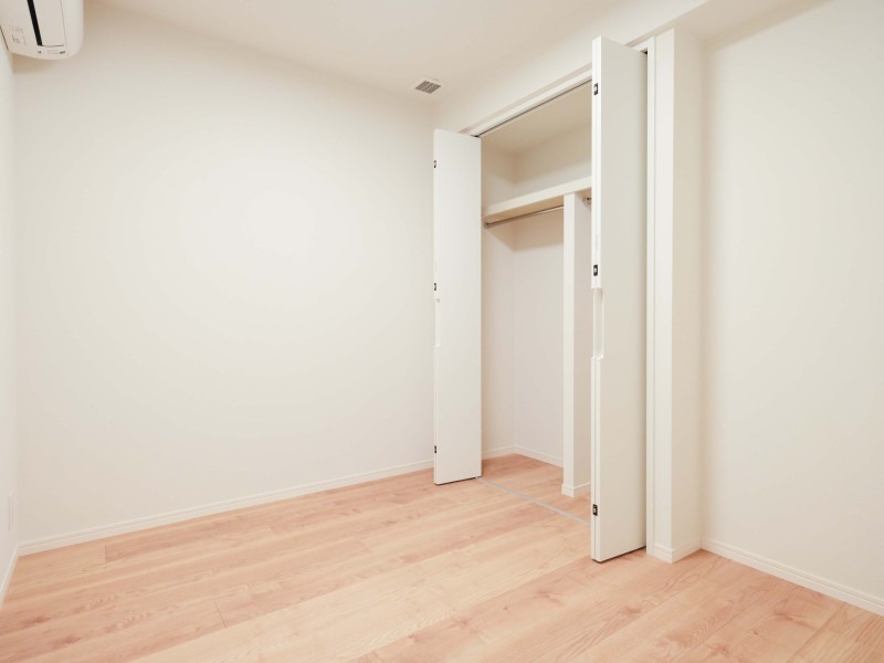 サービスルーム（納戸）は廊下からアクセスするプライベートルーム。クローゼットがあるので、室内を余すことなく使えるよう、住まう人を思った工夫が施されたお部屋です。