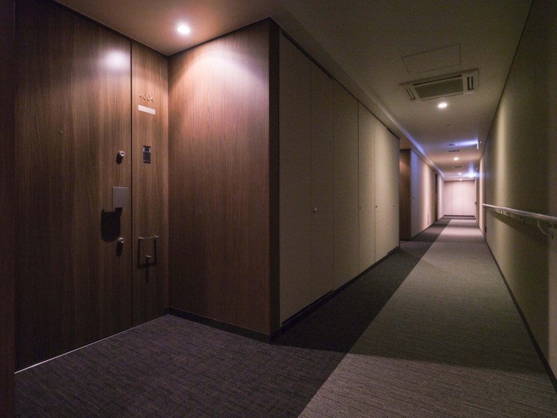 エレベーターを降りてお部屋へと続く廊下は、ホテルライクな内廊下設計です。外気の影響を受けにくく、プライバシーも守られやすいです。