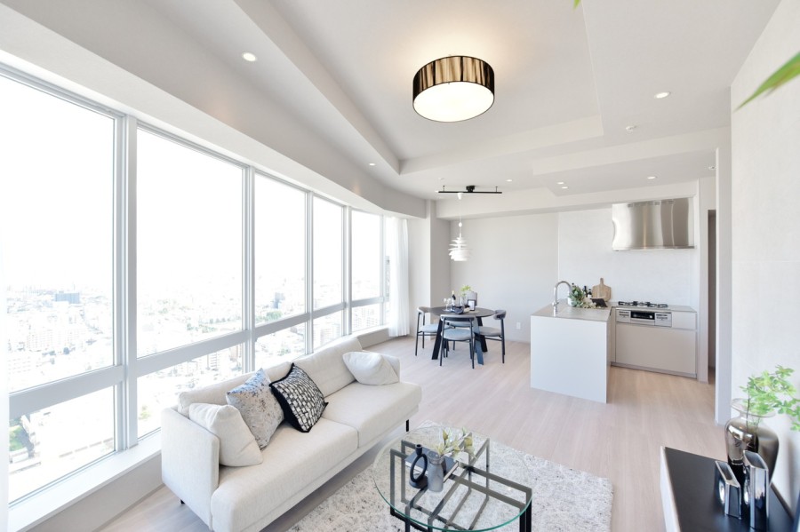 リビング東側一面の大きな窓から大阪市内の街並みを感じる爽快な眺めが魅力的なお部屋です。この開放感を感じながら、家族がゆったりと寛げる快適なＬＤＫになりました。床暖房完備で足元から暖かく快適に過ごせます。