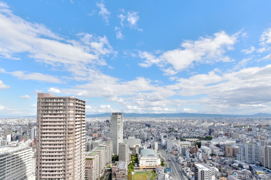 遠くの山々の緑と大きな青い空が心を解き放ってくれる爽快な眺望が広がります。大阪の街のエネルギーを感じながら、日々の活力を養える時間を過ごせます