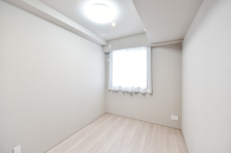 洋室２（約5.0帖）はリビングから離れて静かに自分の時間や趣味、テレワークなどに集中できるプライベートスペースです。シンプルな内装なので、お好みのインテリアや小物でスペースを演出できます。