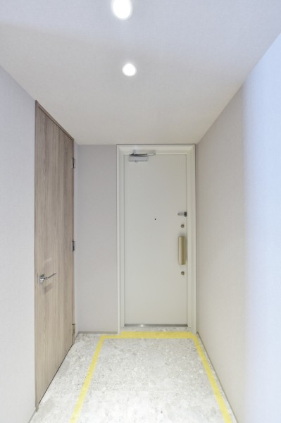 玄関には人感センサーライトを設置していますので、遅い時間のご帰宅、手がふさがっている時でも自動点灯で安心です。大型シューズインクローゼットを設置していますので、家族の靴もたっぷりと収納でき、整頓された空間をたもてます。