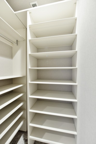 玄関には大容量のシューズインクローゼットを設置しましたので、家族の靴はもちろん、お出かけの際にサッと取り出したいレイングッズやペットのお散歩用品などの収納に便利です。