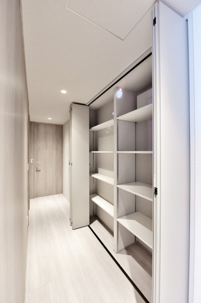 廊下にもたっぷりの収納をご用意しました。家族共用のものや、日用品のストック、災害備蓄品などの収納にも便利です。お掃除用品など普段目に触れさせたくないものたっぷり収納でき、快適な空間を保てます。