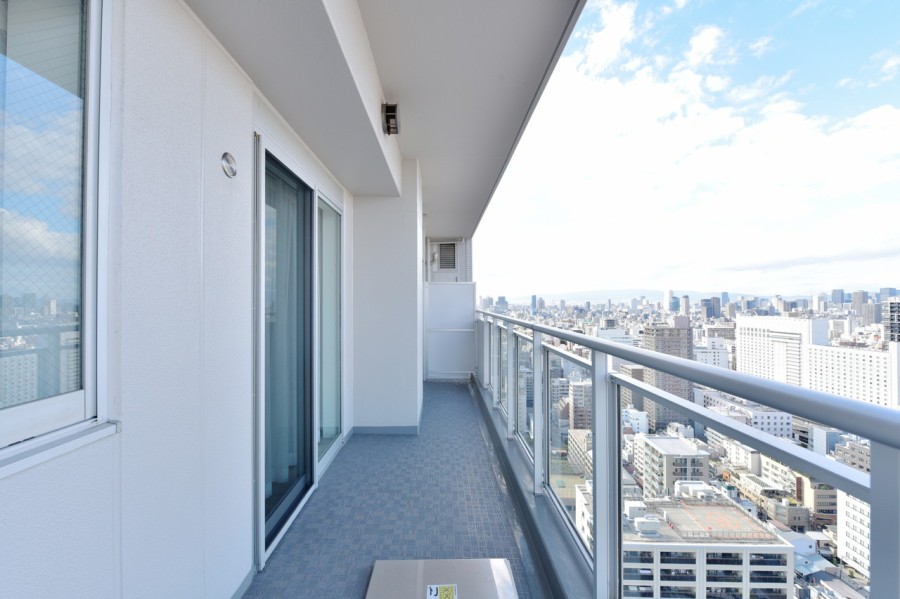 東・北の二面バルコニーで前面を遮る建物はなく、開放的な景色が広がります。日々変化していくエネルギー溢れる大阪の街を感じながら、一日の終わりに大きく伸びをしたくなるような空間です。