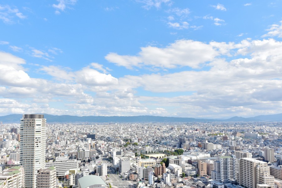 35階建ての32階部分ですので、前面を遮る建物はなく、開放的な眺めが広がります。変化していく街並みと人々の生活を感じながら一日を振り返る穏やかな時間を過ごせます