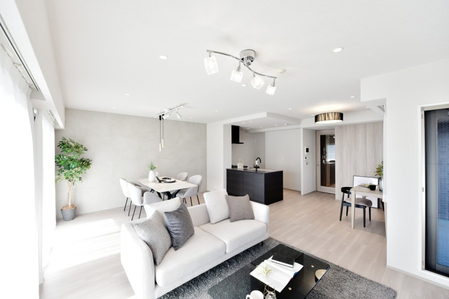 13階部分の南東角住戸、南と東の二面採光で明るく開放感のあるＬＤＫです。約23帖の広さがあり、床暖房完備でゆったりとくつろげます。　神戸の街の雰囲気に馴染むシンプルながらもスタイリッシュな内装です。