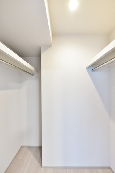 洋室２にはハンガーパイプに枕棚を備え付けたウォークインクローゼットを設置しました。かさばりがちな冬物アウターから、小物類、旅行用品などたっぷりと収納できます。