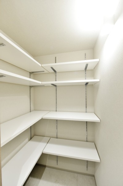 玄関には大容量のシューズインクローゼットを設置しました。棚の高さも調整しやすく様々な種類やサイズの靴をたっぷり収納できます。お出かけの際にサッと取り出したい傘やレイングッズの収納にも便利です。