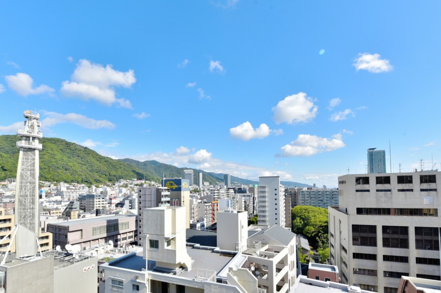 海と山が近い神戸の街並みを楽しめる立地です。大きな空と六甲山系の山々の緑のコントラストが美しく、目を癒してくれる眺めが広がります。