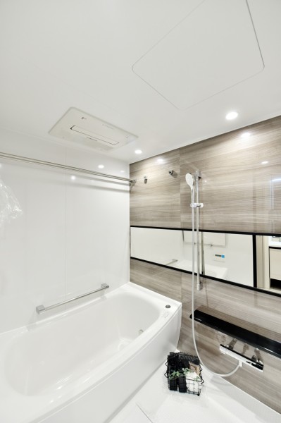 体をすっぽりと包み込むような入浴感が心地よい浴槽を備えたスルームです。一日の疲れをゆっくりと落としていただける癒しのバスタイムを過ごせます。浴室暖房換気乾燥機完備で、衣類の乾燥から暖房など便利にご使用いただけます。