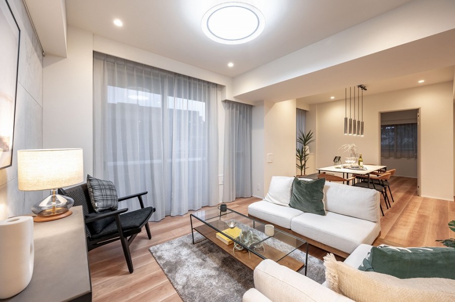 LDKのフロアー材は細部へのこだわり、幅広の意匠、持続する美しさが魅力です。やさしさあふれる木の表情や色の濃淡、うつろいを感じることができ、お部屋を上質な空間へ彩っています。