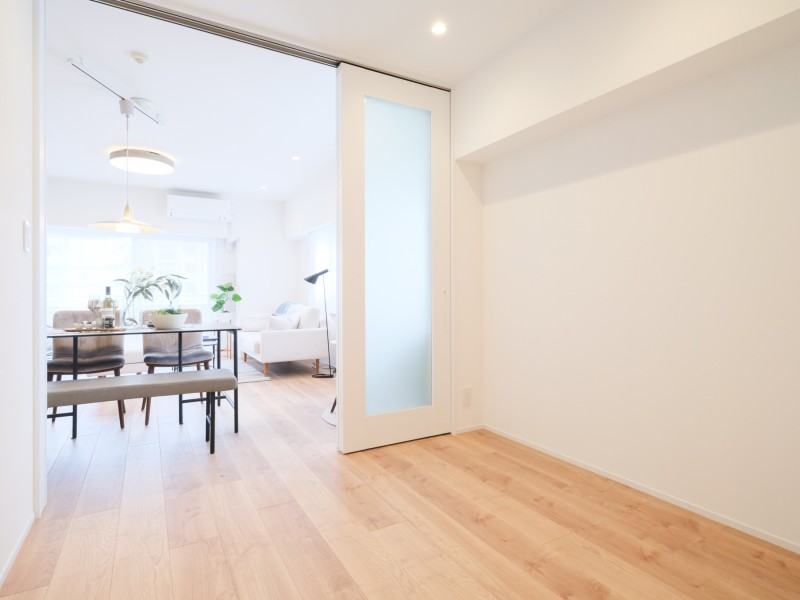 洋室1には収納力の高いウォークインクローゼットを備えており、主寝室としても快適にお使いいただけます。扉は引き戸で、床にレールがないためお掃除もスムーズです。