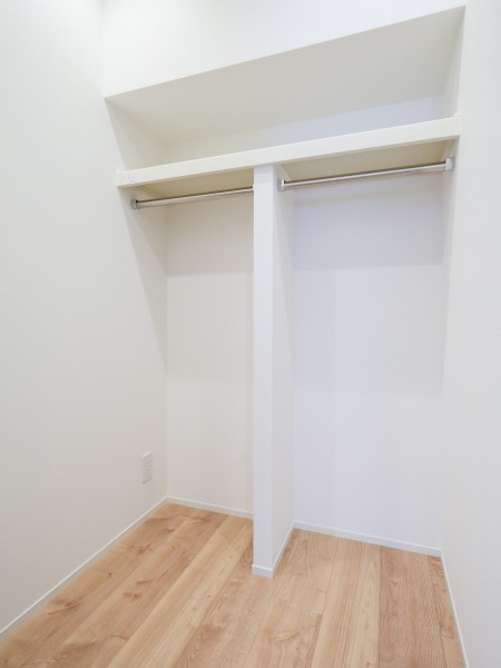 ウォークインクローゼットにはかさばる季節物のアウターや季節物の寝具、電化製品などを収納することができます。上部には棚が付いており、床に置きたくないアイテムを置くことができます。