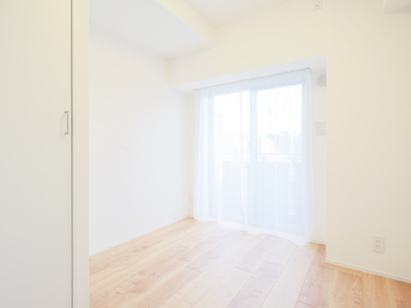 バルコニーに面した洋室2は、開放感のある明るい空間です。心地よい光と風を感じながら過ごせるため、ワークスペースとしても快適にご活用いただけます。