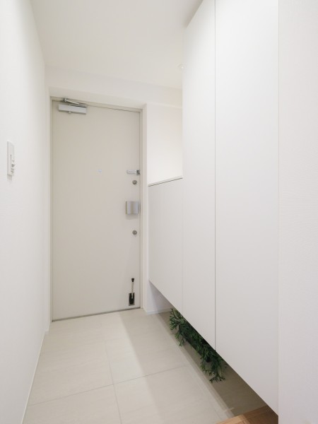 白を基調にした清潔感のある玄関です。天井までの高さがあるシューズボックスを備え付けたので、玄関をすっきり綺麗に保てます。