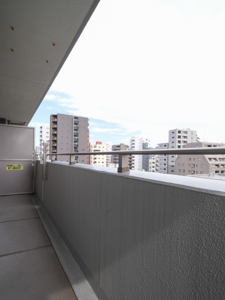 バルコニーには物干し金具があり、洗濯物を干すことができます。ティータイムや晩酌タイムにはバルコニーから景色を楽しみながらホッと一息をつくことができる空間となっております。