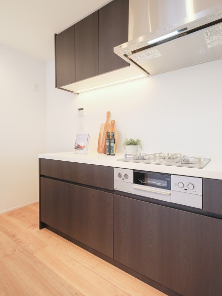 コンロ側は壁付けタイプのため、油や水はねのお手入れも簡単です。キッチン下の収納スペースも豊富に有り、デザイン性と機能性を兼ね備えています。