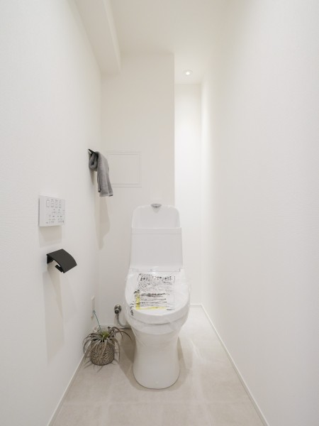 ナチュラルトーンでまとめたレストルームは、優しさと上質さを感じる空間です。背面には収納棚を設け、日用品をすっきり収納。正面から見えにくく、いつでも快適にお使いいただけます。