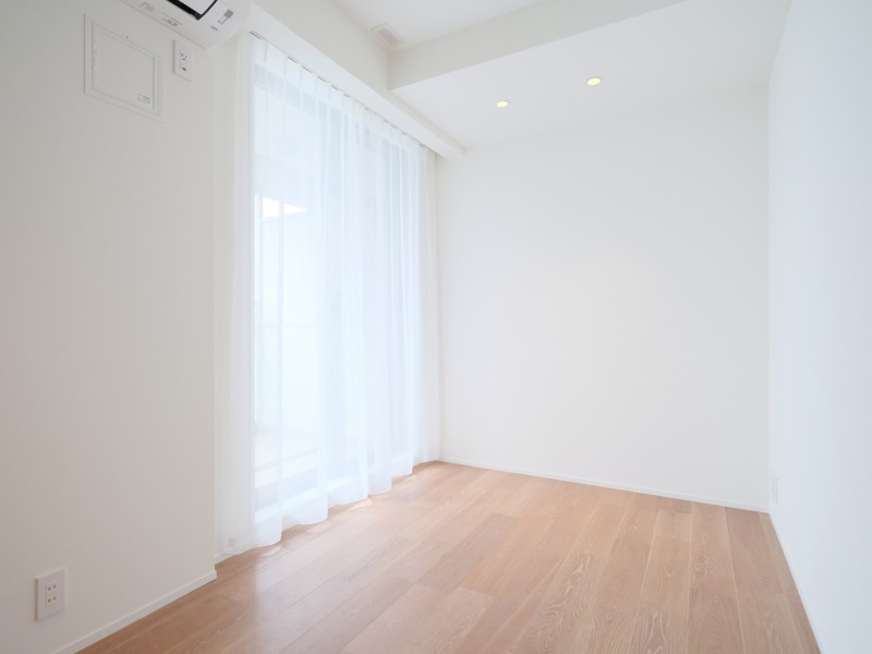 洋室2は南向きのバルコニーに面しており、明るい陽射しが差し込みます。穏やかな光に包まれ、リラックスできる心地よい空間です。