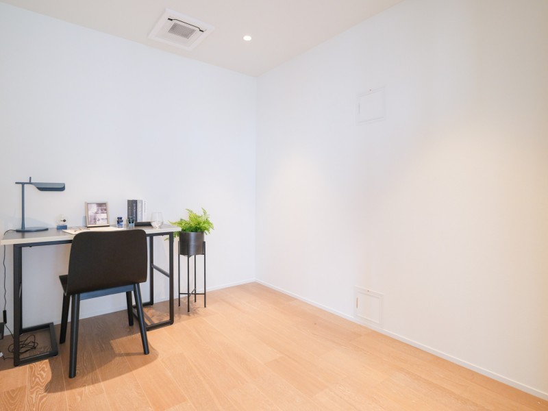 リビングと引き戸で隣接している洋室3はワークスペースや子供部屋としても活躍しそうです。シンプルな内装のため、家具の配置やインテリアを自由に楽しめます。