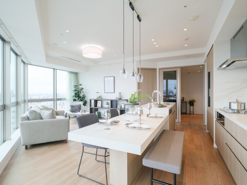 キッチン横にはダイニングテーブルを造作しました。キッチンとダイニングを一体化し、空間に自然なつながりを持たせました。水平・垂直のラインが整った上品で心地よい空間です。