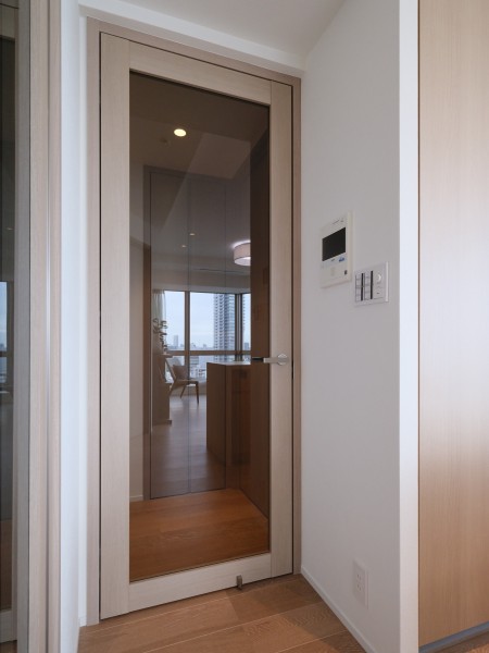 LDKに続く扉はガラス面が大きく、向こう側が見やすくなっているため安心して開閉しやすいです。また、LDからの光が廊下に届き、廊下が明るく過ごしやすくなっております。