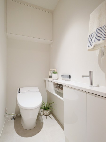 レストルームも上品さが宿る安らぎのスペースに仕上がりました。スタイリッシュなタンクレストイレはもちろん、ゆとりのあるカウンターや水栓、収納スペースなど実用的にもお使いいただけます。
