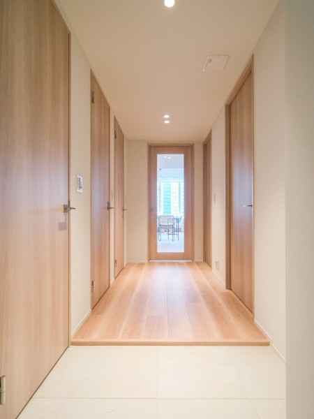 住まいの顔となる玄関はその先に待つ、上質な居住空間を予感させる気品溢れるスペースです。人感センサー照明のため、いつでも明るい空間が出迎えます。