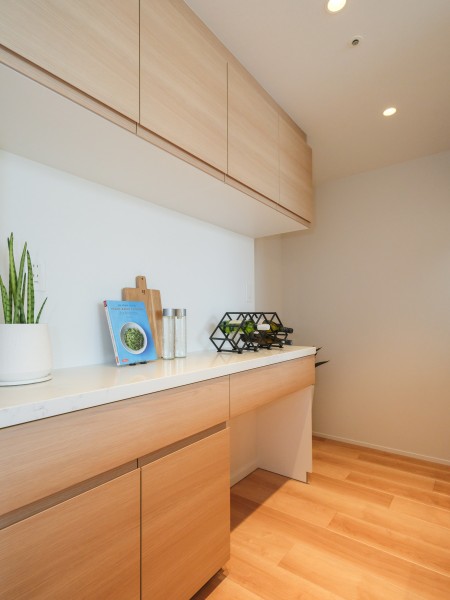 キッチン背面には収納豊富でカウンタースペースも広いカップボードがあります。キッチンと同じ、美しい木目の面材はインテリアの一部のようでお部屋の雰囲気に溶け込みます。