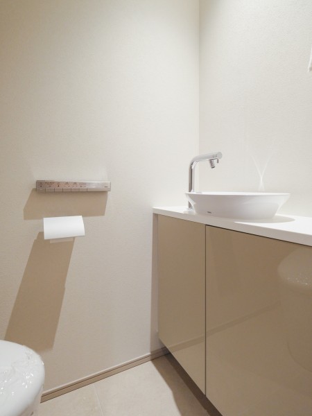 レストルームに手洗い場も設置いたしました。曲線が美しいボウルでオシャレな手洗い場となっております。足元には収納スペースがあり、日用品を収納できます。