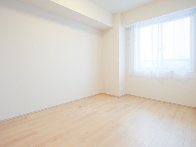 洋室1は約6.5帖の広さで主寝室としても快適にお使いいただけます。フロアー材はへこみ傷やすり傷に強く、ワックスフリーが特徴です。また、抗菌加工と抗ウイルス可能がされております。