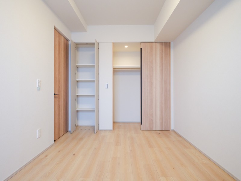 洋室1にはウォークインクローゼットと収納棚があり、かさばるアウターや使用頻度の低いアイテムも収納することができます。荷物をたっぷり収納できるので、居室を広くお使いいただけます。