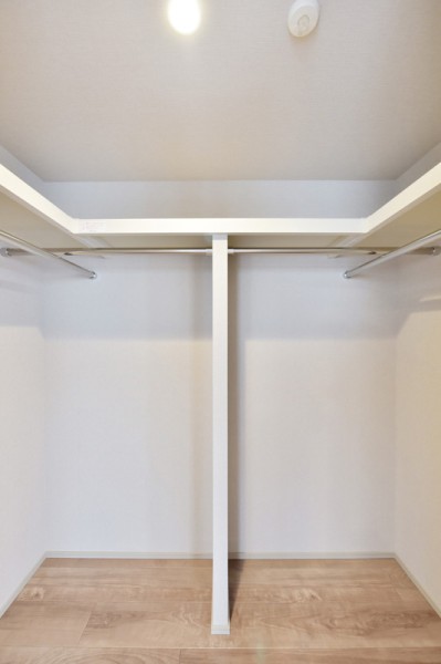 洋室1、洋室2にはそれぞれウォークインクローゼットを備え付けました。ハンガーパイプに枕棚を設置し、かさばりがちなアウターからお気に入りの衣類、季節物の家電、アウトドア用品や小物類などもすっきり収納できる便利なスペースです。