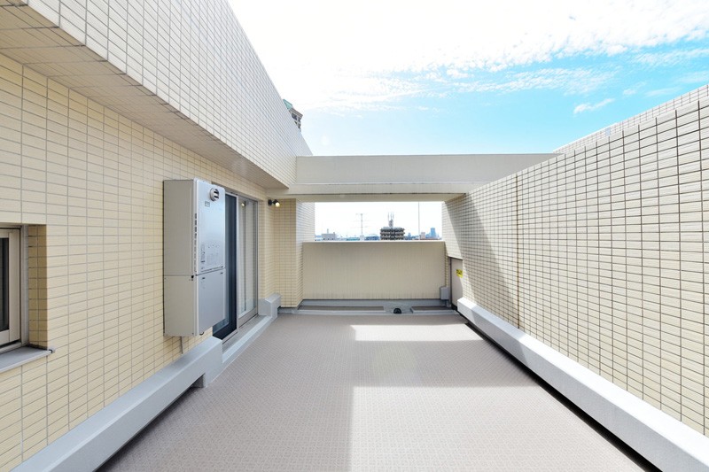 最上階のお部屋で、約16.75m²のルーフバルコニーがあります。外からの視線は気にせず、暖かな陽ざしをたっぷりと感じるルーフバルコニーでは、変化していく空を眺めながらリフレッシュできます。