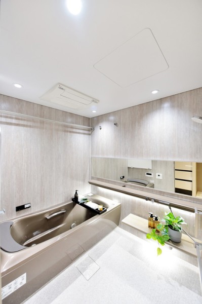 浴室はゆったり1620サイズ、TOTO製のSYNLA採用をしました。ゆったりと体を包み込む入浴感が心地よい浴槽に、肩楽湯・腰楽湯を備え付け、日々の疲れを癒せる安らぎのスペースです。お掃除楽々な素材を採用しており、清潔に保てます。