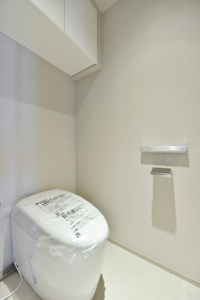 TOTO製タンクレストイレ新規交換済みです。毎日使用する場所だからこそシンプルで清潔に保てる空間にしました。手洗いカウンターを設置していますので、ゲストも家族も気兼ねなく使用することができます。