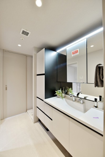 入浴後の穏やかな時間も朝の慌ただしい時間も快適に過ごせるパウダールームです。三面鏡裏、キャビネットなどたっぷりの収納を備え付けましたので、小物からリネン類などを整頓でき、いつも清潔な空間を保てます。廊下側からも洗面側からも出入りできる２ＷＡＹタイプの機能的な間取りです。