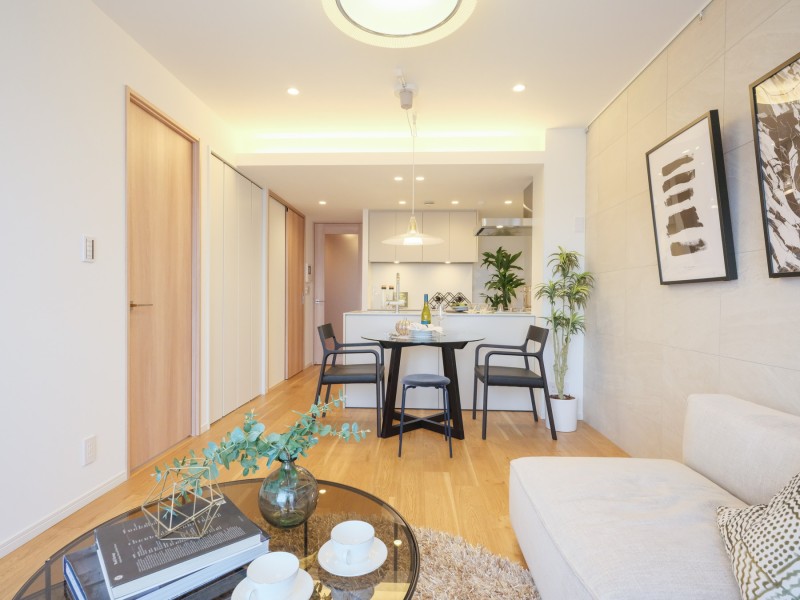 大きな窓からたっぷりの光が差し込み、開放的なリビングダイニングです。壁にはモダンなグレーのタイルを設置したので、気品が溢れる空間です。