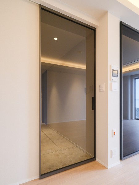 LDKに続く扉はRaikiオリジナル建具を採用いたしました。極限まで細く削ぎ落としたシャープなフレームが特徴です。また、デザイン性が高く、開放感のある空間を演出してくれます。