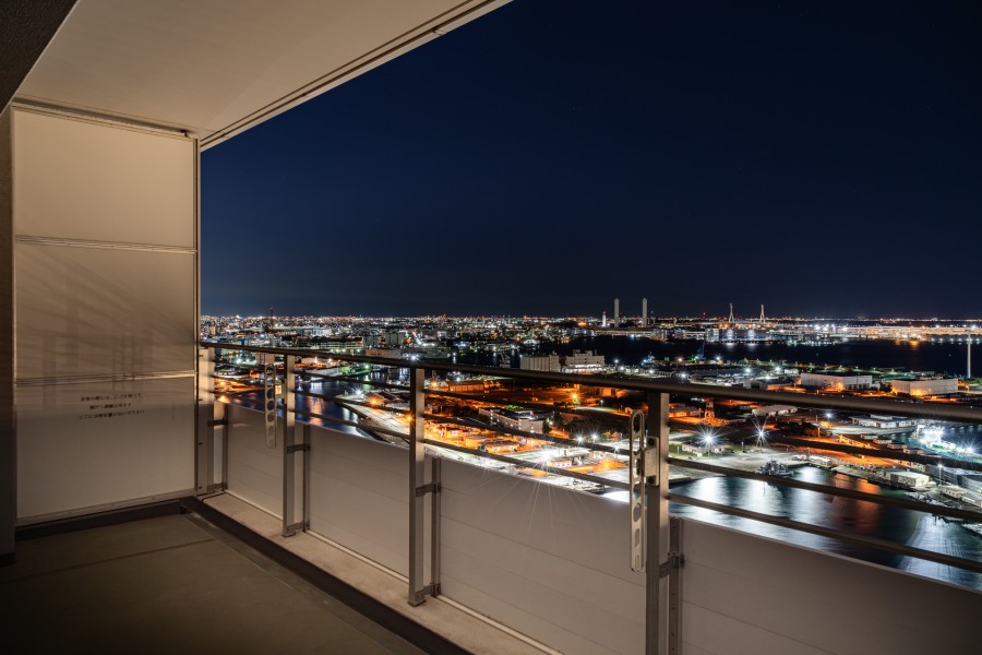 ベイエリアならではの水面に映る光の煌めきと、美しい橋が織り成すロマンティックな夜景を満喫いただけます。