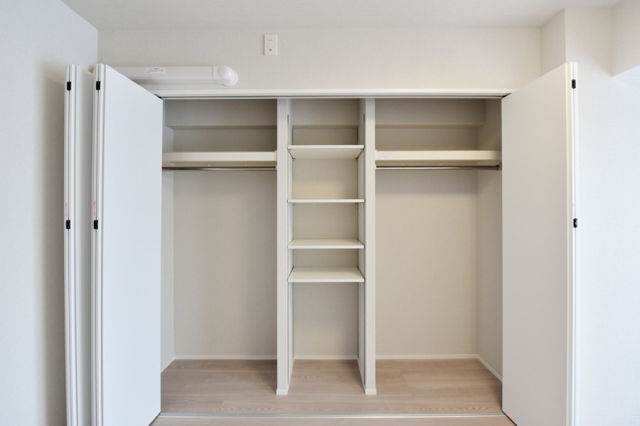 洋室２にはハンガーパイプに棚を備え付け、衣類や小物を整頓しやすい機能的なクローゼットを設置しました。お部屋に収納家具を置かずに済みますので、お掃除もしやすいです。