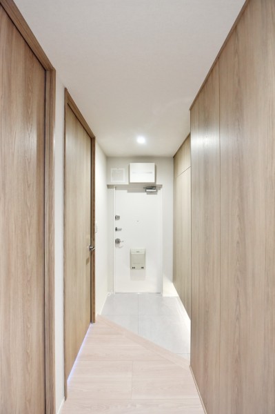 フットライトが優しく足元を照らし、家族を迎え入れてくれる玄関です。人感センサーライトを設置していますので、遅い時間のご帰宅や手がふさがっている時でも自動点灯で安心です。