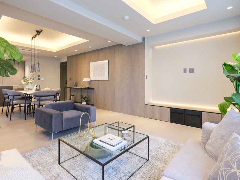 リビングダイニングの天井は折り上げ天井になっており、お部屋の開放感を演出します。都市生活のやすらぎを深める快適な暮らしが叶う住まいです。