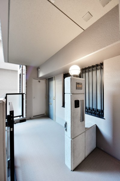 玄関前にはポーチが設置されており、玄関前を通る人がいないので、静かでプライバシー性が高く保たれた住まいです。マンション内には防犯カメラが設置されていますので安心してお過ごしいただけます。