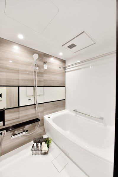 体をゆったりと包み込む入浴感が心地よく、一日の疲れを癒してくれるバスルームです。換気暖房乾燥機完備で、衣類の乾燥や冬場の暖房運転など一年中快適にご使用頂けます。