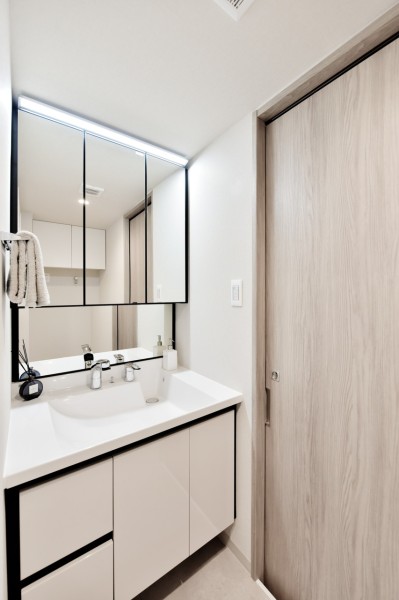 三面鏡裏やカウンター下部のキャビネットなど収納量をたっぷりと確保した洗面台で、小物類が多くなる洗面まわりをすっきりと整頓できます。タッチレススイッチ採用で手を触れずに照明をonoffでき、清潔に使用できます。