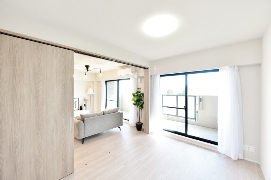 リビングに面した洋室１（約6.2帖）は、南側のバルコニーに面しており一日を通して明るい陽射しがさしこむ開放的な空間です。扉を開放して拡張リビングとしても使用できるフレキシブルなお部屋です。